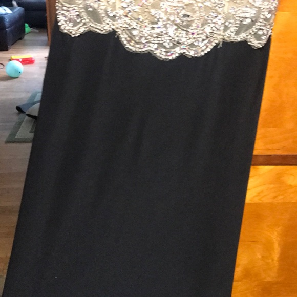 BEAUTIFUL PROM DRESS!! - Picture 3 of 8